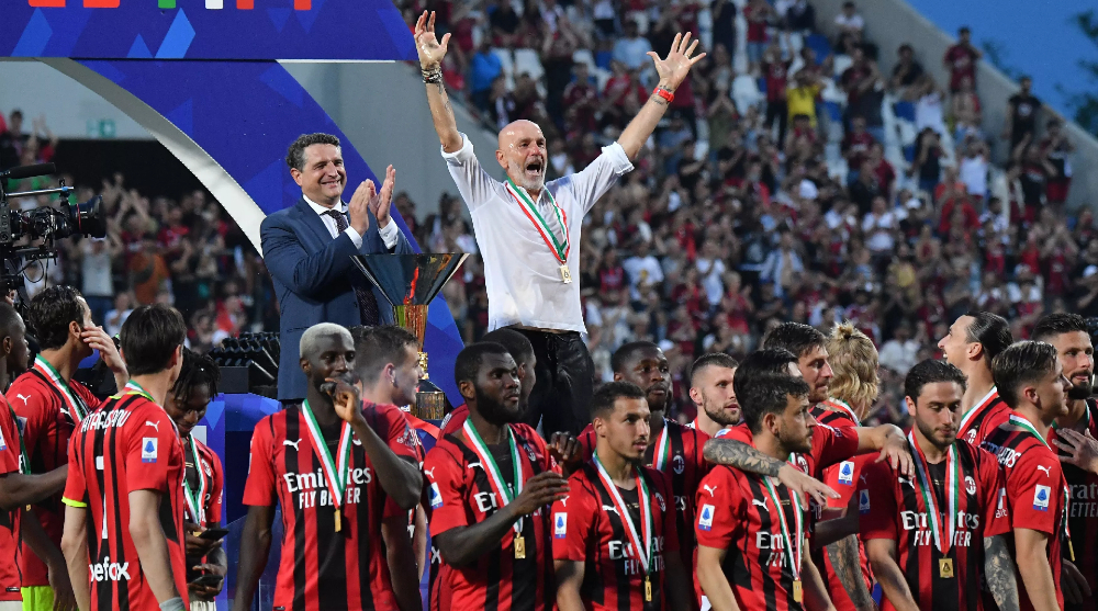 AC-Milan-s-Italian-head-coach-Stefano-Pioli-Top-C-and-AC-Milan-s-players-celebrate-during-the-winner-s-trophy-ceremony-after-AC-Milan-won-the-Italian-Serie-A-football-match-between-Sassuolo-and-AC-Milan-securing-.jpg